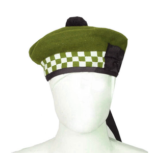 Gorra Glengarry Verde Oliva Personalizada OEM con Banda a Cuadros Blanca, Lazo de Pelo Negro y Cola de Cinta para Vestimenta Highland - Product Image 1