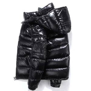 เสื้อแจ็คเก็ตพัฟเฟอร์บุขนเป็ดคุณภาพสูงพร้อมโลโก้สั่งทำพิเศษสำหรับผู้ชาย แจ็คเก็ตหนาแบบมีฮู้ดทันสมัย เสื้อแจ็คเก็ตบอมเบอร์ฤดูหนาวแบบมันเงาสำหรับผู้ชาย สั่งทำได้ - Product Image 4