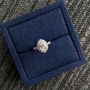 Anillo de Compromiso con Halo de Diamantes Cultivados en Laboratorio de Corte Ovalado para Mujer en Oro Rosa de 10K/14K/18K con Estilo Encantador - Product Image 1