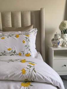 Juego de Fundas de Edredón de Satén de Algodón Personalizadas al por Mayor, 300 Hilos, con Bordado de Hortensias Amarillas y Dobladillo, para el Hogar y Bodas - Product Image 4