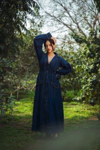 Vestido Camisero Largo de Mezclilla con Mangas Abullonadas, Cuello con Muescas, Cintura con Cinturón, Estampado a Rayas, Estilo Casual para Uso Diario, Corte Regular - Product Image 5