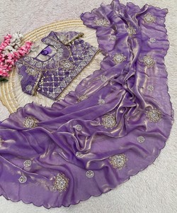 Sari de Fiesta Moderno de Seda Satinada Suave de Diseño Fendi con Blusa Bordada a Mano con Corte Arco y Costuras 85598 Maruti Fab Jalpa - Product Image 3