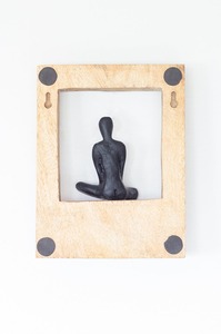 Sculpture murale artisanale en bois de manguier avec figurine abstraite d'homme grimpant, décoration artistique rustique moderne pour la maison - Product Image 2
