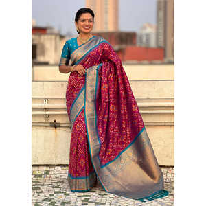 Sari Magenta Elite Weaves Premium Patola de Seda Suave con Zari Tejido en Contraste, Elegante y de Secado Rápido, 0.6g, para Eventos Nocturnos - Product Image 3