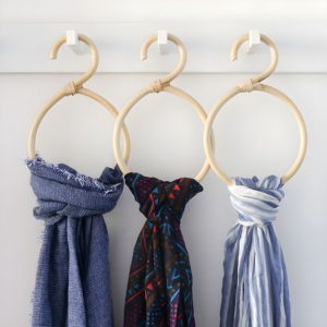 Cintre d'écharpe en bois de rotin naturel fait à la main porte-serviettes cintres de fleurs prix le moins cher vente en gros - Product Image 4