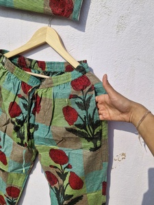 ชุดนอนผ้าฝ้ายสำหรับผู้หญิง ลายพิมพ์นามธรรม นุ่ม ระบายอากาศดี ชุดนอนลำลอง ชุดเซ็ตติดกระดุม - Product Image 3