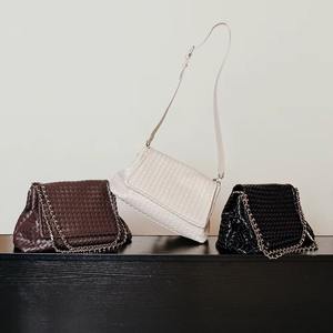 Bolso de Hombro de Cuero Genuino Tejido Vintage Premium para Mujer, Elegante Bolso de Mano Artesanal con Solapa y Correa de Cadena Plateada - Product Image 6