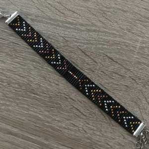 NOUSHAD HANDICRAFTS Pulsera de Cuentas Hecha a Mano, Diseño Zigzag Negro, Amarillo y Plateado, Cuentas de Piedra, Joyería Certificada IGI, Uttar Pradesh - Product Image 2