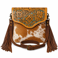 Sac bandoulière en cuir de vachette pleine fleur fait main avec rabat floral gravé à la main et franges, sac à bandoulière pour femme style western bohème