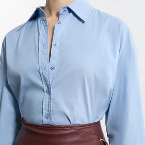 Camisa de Mujer Clásica Azul con Botones, Manga Larga, Cuello Camisero, Color Sólido, Tela Popelina, Corte Regular, Hecha a Medida - Product Image 4