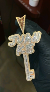 จี้รูปกุญแจ CONCEPTION ประดับเพชรทรงบาแกตต์ สองสีทอง พร้อมสายสร้อย VVS มอยส์ซาไนต์ รับรองโดย GRA สไตล์ฮิปฮอป หรูหรา โดดเด่น ทันสมัย - Product Image 3