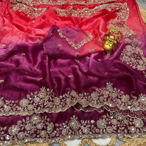 Sari de soirée VASTRA COTTAGE en soie pure et velours brillant, orné de perles dorées originales et de broderies à la main avec des sequins, avec pièce de blouse assortie. - Product Image 3