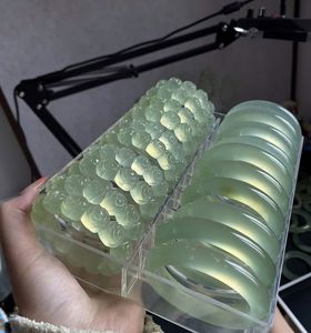 กำไลข้อมือเรซิ่นทำมือจาก Artizon Studio ดีไซน์ลายไล่เฉดสีสวยหรู เป็นมิตรกับสิ่งแวดล้อม เหมาะเป็นของขวัญวันครบรอบแต่งงาน แฟชั่นทันสมัย - Product Image 1