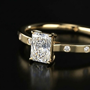 Anillo de Compromiso Solitario con Corte Radiante de 1 Quilate, Anillo de Diamantes en Oro Amarillo de 14K, Bisel con Diamantes Decorativos y Diamante Cultivado en Laboratorio - Product Image 3
