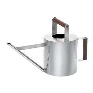 Arrosoir élégant en métal avec poignée équilibrée, outil de jardinage pour une utilisation en extérieur et en intérieur - Product Image 1