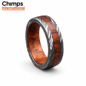 Bague de mariage personnalisée en acier Damas traditionnel avec incrustation en bois et facettes géométriques |   Bague artisanale très vendue - Product Image 6