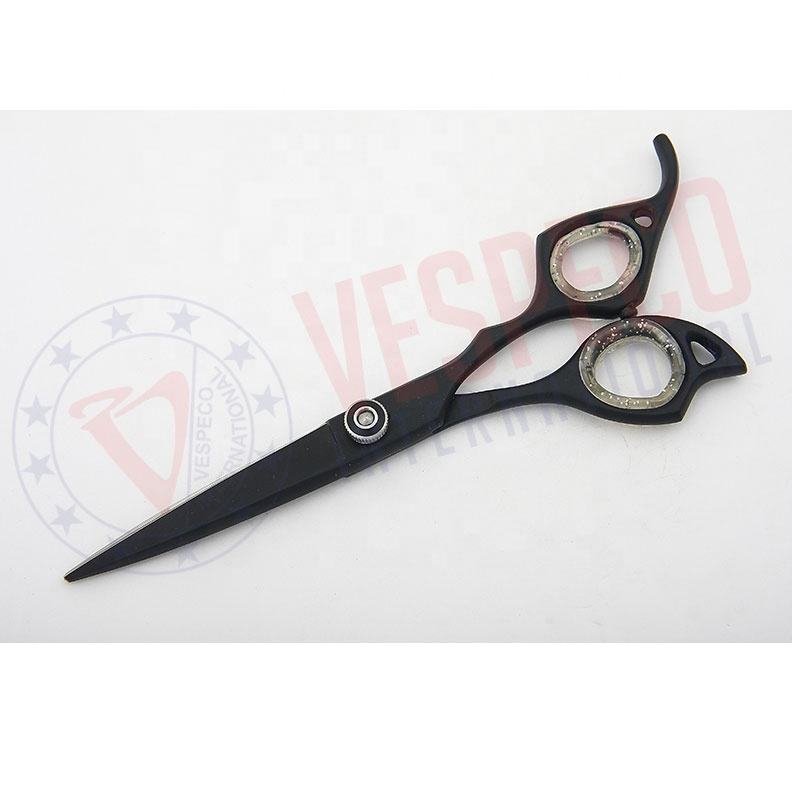 Revêtement en poudre noire.