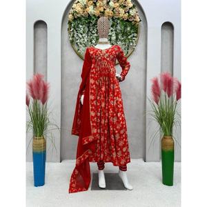 ชุดราตรีผ้าไหมพิมพ์ลายดิจิทัลงานตัดเย็บด้านล่างผ้ามัสลินสีแดง - Product Image 1