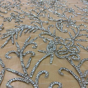 Tela de encaje bordada de poliéster con cuentas pesadas y diseño de red para vestidos de novia, disponible para suministro mundial, fabricante mayorista - Product Image 1