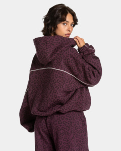 Ensemble de survêtement streetwear oversize pour femme en coton 100% avec capuche, délavage acide, imprimé léopard, écologique et passepoil contrastant - Product Image 3