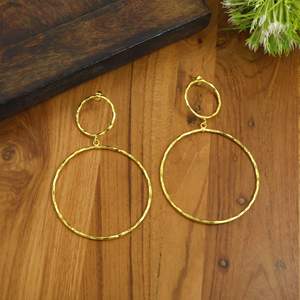 Boucles d'oreilles pendantes à double cercle plaquées or pour femmes |   Boucles d'oreilles pendantes géométriques minimalistes |   Bijoux OEM ODM - Product Image 3