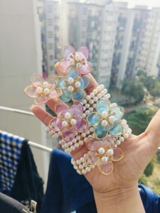 Bracelet artisanal en perles et fleurs, ensemble exquis de bracelets faits à la main, fleur en résine translucide couleur crème lisse - Product Image 2