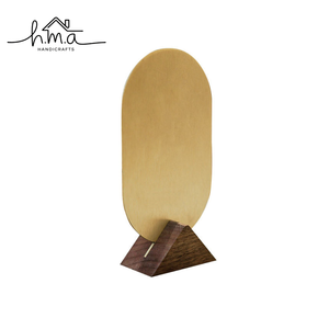 Porta Letreros de Mesa Moderno de Metal Dorado con Base de Madera, Soporte Minimalista para Tarjetas de Escritorio, Porta Menús de Restaurante, Porta Números de Mesa - Product Image 1