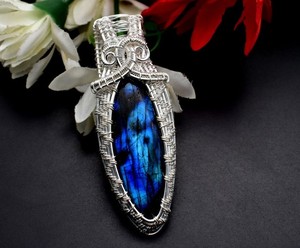 Colgante de Labradorita Forjada con Efecto Aurora Boreal de Zubeda Gems, Envuelto en Alambre, Chapado en Oro de 14K, Cristal de Energía Mística con Destello de Fuego, Elegante - Product Image 4