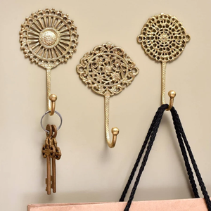 Gancho de Pared de Latón Macizo Antiguo con Diseño Floral Ornamentado, Gancho Decorativo de Metal Hecho a Mano, Gancho Individual Vintage para Ropa - Product Image 3