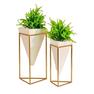 Vase en métal contemporain de qualité supérieure Design unique Porte-fleurs de table pour la décoration de la maison et du bureau - Product Image 1