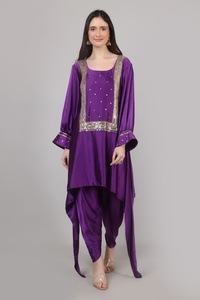 Conjunto de caftán diseñado para mujeres modernas, estilo top y pantalón dhoti, color morado, con cuentas y trabajo de lentejuelas. - Product Image 5