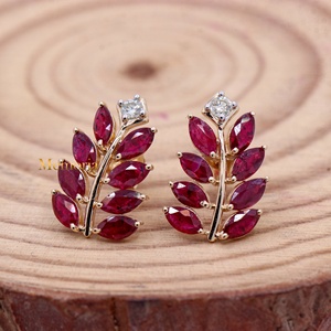 ต่างหูทองคำแท้ 14K ประดับทับทิมทรงมาร์คีส์และเพชรลายใบไม้ ขายส่ง Memoria Jewels - Product Image 5