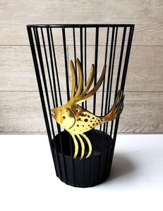 Porte-parapluie décoratif en fil métallique avec motif de poisson doré, idéal pour la maison, le bureau, le hall d'entrée et la décoration haut de gamme, provenant d'Inde - Product Image 1