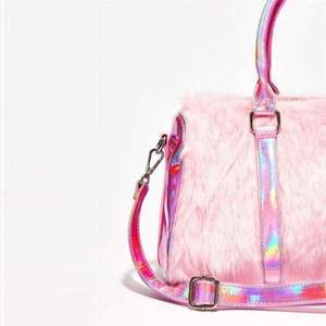 Sac de sport en fausse fourrure rose avec bordure holographique, fermeture éclair, sac de sport, sac de fitness, sac de voyage portable - Product Image 2