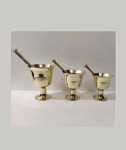 Mortero y pilón tradicionales de latón pulido para moler en la cocina y preparar hierbas. - Product Image 5