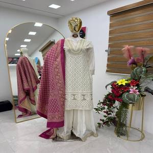 Ensemble de vêtements ethniques VASTRA COTTAGE pour femmes, haut en georgette brodé de créateur avec dupatta en soie douce Plazo, tenue de soirée - Product Image 5