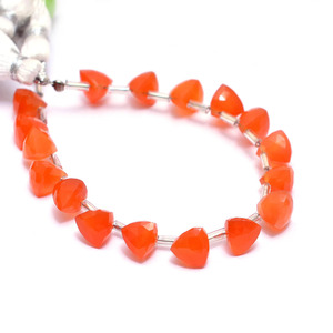 Cuentas facetadas de ónix rojo AAA+ de 7 mm, cuentas triangulares sueltas de ónix rojo natural, piedra semipreciosa, cuentas triangulares elegantes para joyería. - Product Image 1