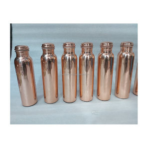 Botella de agua tradicional de cobre inspirada en la sabiduría ayurvédica para un estilo de vida saludable con la ingesta diaria de agua. - Product Image 2