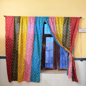 Rideau de fenêtre artisanal en patchwork de coton coloré, style draperie bohème, pour les intérieurs de salon et la décoration de la maison - Product Image 2