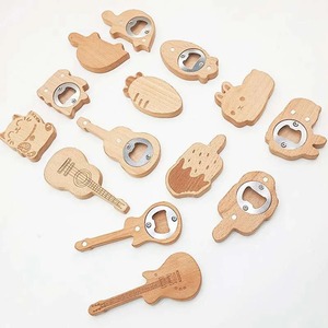 Abridor de botellas de madera con forma de guitarra, hecho de madera de nogal claro de primera calidad, con una práctica correa de cuero, ideal para regalos temáticos para músicos. - Product Image 6
