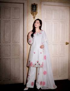Ensemble Kurta traditionnel pour femmes en coton blanc brodé, longueur cheville, avec dupatta, coupe ample, tenue ethnique style Inde Pakistan - Product Image 3