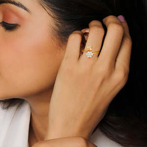 Bague ajustable à motif floral avec diamants de laboratoire et accent feuille, bijoux minimalistes d'inspiration naturelle pour femme - Product Image 5
