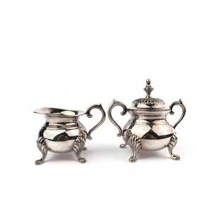 Juego de azucarera y jarra para crema en tono plateado vintage, servicio de té de metal estilo rococó, jarra para crema con base decorativa y azucarera con tapa. - Product Image 1