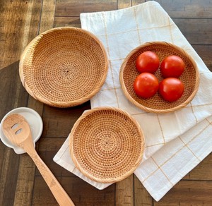 Plateau élégant en rotin tressé avec poignées latérales pour servir des aliments, des boissons, des collations, décoration de la maison, présentation - Product Image 1