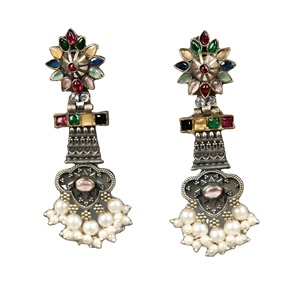 ต่างหูทรงระฆังแบบสองสีทำจากทองเหลืองชุบเงินแบบออกซิไดซ์ ประดับด้วยโมอิสซาไนต์ทรงเบเซล เหมาะสำหรับเป็นของขวัญงานแต่งงานสำหรับเธอ - Product Image 1