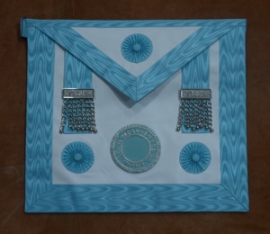 Delantal Masónico para Maestro Ceremonial (MC) y Antiguo Maestro Ceremonial con 3 Borlas/Bolas Plateadas - Product Image 4