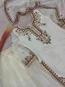 Ensemble ethnique prêt-à-porter en soie GMY pure, avec haut brodé lourd à sequins, pantalon palazzo et dupatta, bordure en dentelle fantaisie - Product Image 6