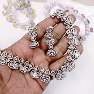 Parure de collier et boucles d'oreilles pendantes en zircon cubique pour mariée, finition argentée, ensemble de bijoux de mariage classique - Product Image 1