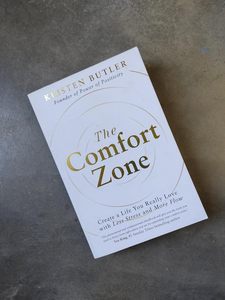 La zona de confort de Kristen Butler, edición en tapa dura. Crea una vida que realmente te encante con menos estrés y más fluidez. - Product Image 1