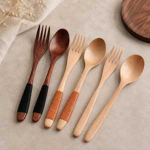 Cuchara de madera con mango antideslizante negro, apta para lavavajillas y microondas, solo lavar a mano, utensilio - Khadim Handicrafts SP-36 - Product Image 4
